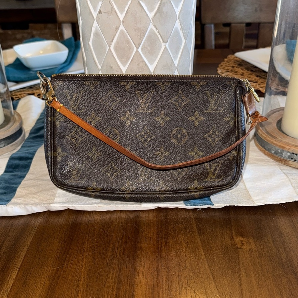 Authentic Louis Vuitton Pochette Accessoires